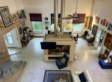 Casa · 330m² · 8 Ambientes · 2 Cocheras · Venta de Casa 3 Dorm. Lomas de La Carolina
