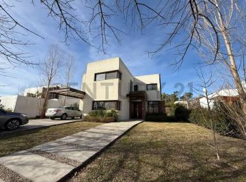 Casa · 350m² · 8 Ambientes · Alquilo Casa en Grand Bell II