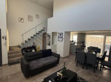 Casa · 126m² · 5 Ambientes · 1 Cochera · Casa en Centro Sur Neuquen