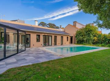 Casa · 182m² · 4 Ambientes · 3 Cocheras · Casa en Excelente Esquina del Barrio Los Troncos.