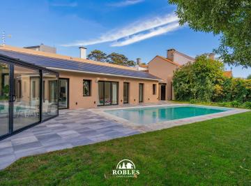 Casa · 182m² · 4 Ambientes · 3 Cocheras · Casa en Excelente Esquina del Barrio Los Troncos.