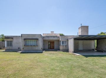 Casa · 270m² · 5 Ambientes · 2 Cocheras · Venta - Casa Apto Credito de 4 Dorm. - Villa Allende Golf