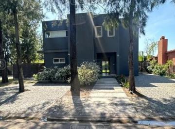 Quinta vacacional · 178m² · 4 Ambientes · 1 Cochera · Casa Quinta en Venta en La Damasia, San Fernando, G. B. a. Zona Norte