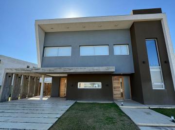 Casa · 219m² · 4 Ambientes · 2 Cocheras · Casa en Terralagos Canning