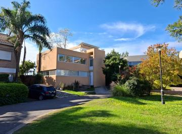 Casa · 330m² · 5 Ambientes · 3 Cocheras · Moderna y Funcional Casa en Alquiler en Barrio Privado Barrancas de San Isidro Impecable!