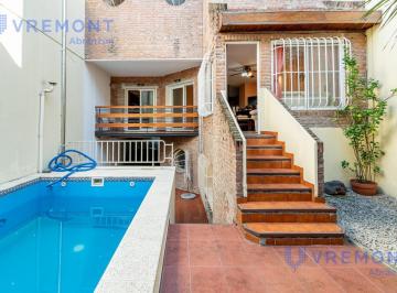 Casa · 211m² · 5 Ambientes · 3 Cocheras · Martin de Gainza Al 500 Casa de 5 Ambientes en Venta Quincho Pileta y Cochera Lote Propio