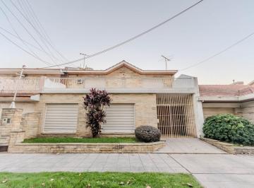 Casa · 210m² · 5 Ambientes · 1 Cochera · Venta de Casa Ideal Dos Familias, Casa 3 Amb + Dpto 3 Amb C/patio y Balcon Aterrazado en Banfield
