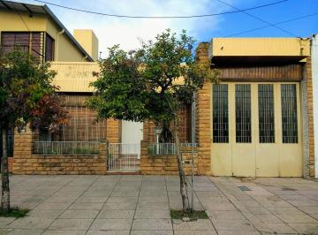 Casa · 80m² · 3 Ambientes · 2 Cocheras · Villa Ballester - Casa con Excelente Terreno!