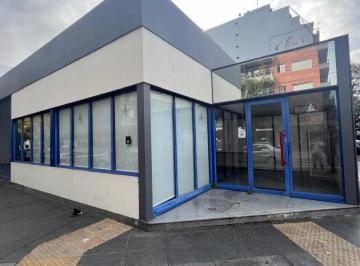 Local comercial · 230m² · 3 Ambientes · 3 Cocheras · Local en Alquiler - Flores