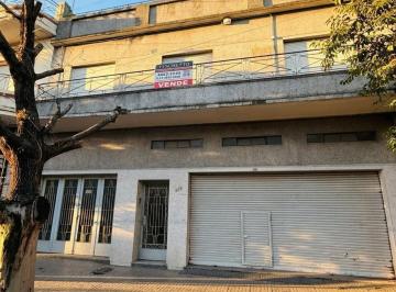 Casa · 250m² · 4 Ambientes · 2 Cocheras · Venta de Casa con Local y Parque en Tablada
