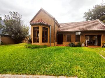 Casa · 160m² · 4 Ambientes · 3 Cocheras · Casa en Venta en Funes