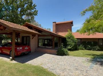 Casa · 245m² · 5 Ambientes · 5 Cocheras · Casa en Venta en Las Praderas de Lujan