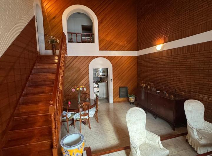 Casa · 200m² · 5 Ambientes · 3 Cocheras
