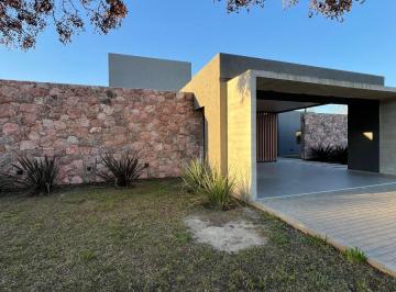 Casa Venta de 8 ambientes · Vendo Casa de 3 Dorm con Pileta en Valle del Golf Etapa 1