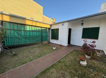 Casa · 220m² · 2 Dormitorios · 1 Cochera · Casa a La Venta Vieytes 1900