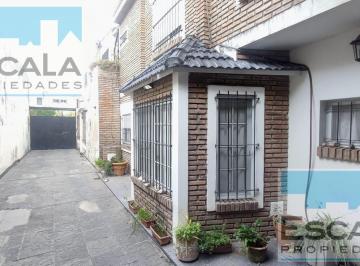 Casa · 250m² · 4 Ambientes · 1 Cochera · Casa con Galpon en Alquiler