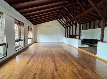 Casa · 598m² · 7 Ambientes · 6 Cocheras · Alquiler Comercial. Casa en B° Cerro de Las Rosas.