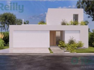 Casa · 303m² · 4 Ambientes · 3 Cocheras · Casa en Venta de 3 Dorm. en Barrio Azzurra, Pilar