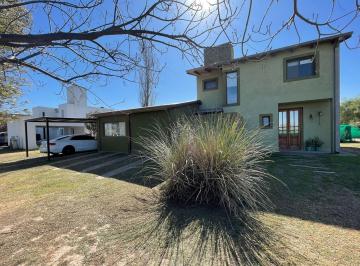 Casa de 5 ambientes, Villa Allende · Chalet de Dos Plantas Desarrollada en un Lote de 1300 m².