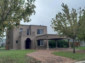 Casa · 200m² · 4 Ambientes · 2 Cocheras · Canton Golf