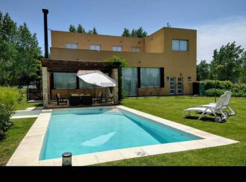 Casa · 308m² · 6 Ambientes · Casa en Alquiler en Barrio Lomas de City Bell