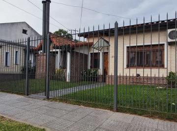 Casa · 140m² · 3 Ambientes · 2 Cocheras · Casa en Venta de 3 Ambientes, Garaje, Jardín con Parrilla