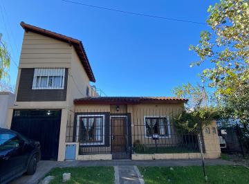 Casa de 5 ambientes, Morón · Casa con 2 Dorm., Amplio Jardín y Garage en Castelar