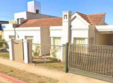 Casa · 130m² · 6 Ambientes · 2 Cocheras · Casa en Raúl Rina 8485