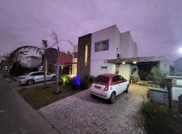Casa · 336m² · 6 Ambientes · Casa en Venta - 5 Dorm. 3 Baños - Pilar