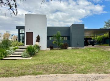 Casa · 250m² · 5 Ambientes · 2 Cocheras · Casa en Country Valle del Golf