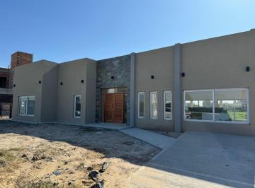 Casa de 4 ambientes, Presidente Perón · Casa 4 Ambientes en Venta Fondo a La Laguna. Barrio Cerrado La Alameda
