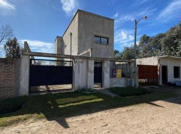 Casa · 96m² · 2 Dormitorios · 2 Cocheras · Casa de Estilo Moderno de 2 Dorm., en Villa Parque Sicardi
