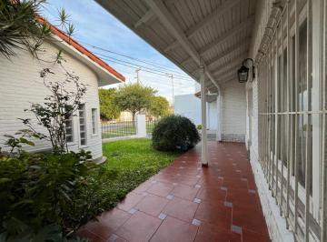 Casa · 221m² · 8 Ambientes · 1 Cochera · Casa de Categoria + Local Sobre Avda Excelente Estado! Imperdible!
