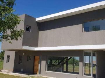 Casa · 177m² · 4 Ambientes · 2 Cocheras · Casa en Venta - 3 Dorm. 3 Baños - Cochera - 1.166 m² - San Sebastián, Escobar