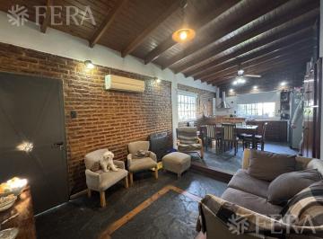 Casa · 81m² · 3 Ambientes · 1 Cochera · Venta de Casa 3 Ambientes con Cochera y Jardín en Quilmes Oeste
