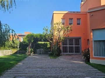 Casa · 377m² · 6 Ambientes · 3 Cocheras · Casa Nivel Gerencial en B° Privado Talzauber