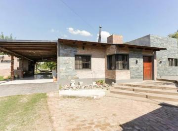 Quinta vacacional · 208m² · 5 Ambientes · 4 Cocheras · Casa en Colastine a 250 m de La Ruta