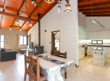 Quinta vacacional · 208m² · 5 Ambientes · 4 Cocheras · Casa en Colastine a 250 m de La Ruta