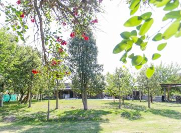 Quinta vacacional · 208m² · 5 Ambientes · 4 Cocheras · Casa en Colastine a 250 m de La Ruta