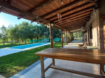 Quinta vacacional · 208m² · 5 Ambientes · 4 Cocheras · Casa en Colastine a 250 m de La Ruta