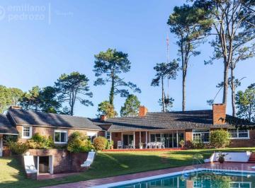 Casa · 491m² · 6 Ambientes · 2 Cocheras · Venta Casa 5 Dorm. Más Dependencia en Cantegril Punta del Este Uruguay Piscina Parque Jardín