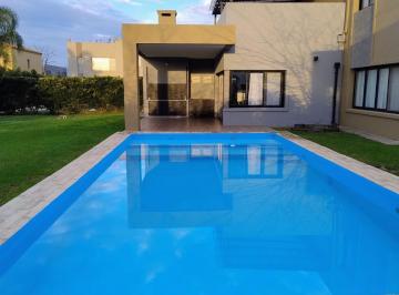Casa · 204m² · 5 Ambientes · 2 Cocheras · Casa en Alquiler Anual y Venta en Canto Islas