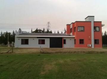 Casa · 340m² · 6 Ambientes · 1 Cochera · Casa en Venta - 4 Dorm. 3 Baños - 3.6 Ha - La Plata