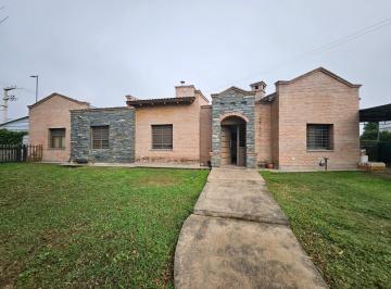 Casa · 220m² · 10 Ambientes · 4 Cocheras · Quintas de Italia III, Casa con Pileta y Cochera