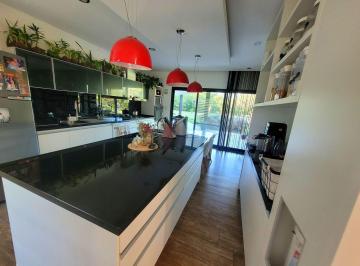 Casa · 440m² · 8 Ambientes · 2 Cocheras · Se Vende Casa Una Planta, 3 Dorm. en Country Causana