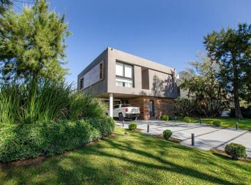 Casa · 270m² · 6 Ambientes · 6 Cocheras · Casa en Venta en Saint Thomas Oeste de Categoria