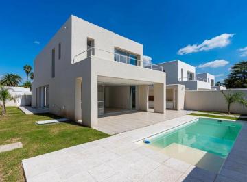 Casa · 221m² · 5 Ambientes · 1 Cochera · Casa en Venta de 3 Dorm. en Sant Josep Fisherton