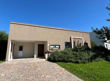 Casa · 180m² · 4 Ambientes · 4 Cocheras · Casa en Alquiler - Fincas de Hudson