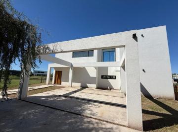 Casa · 240m² · 4 Ambientes · Alquiler de Espectacular Casa en El Naudir Escobar