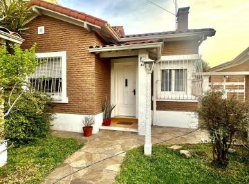 Casa de 3 ambientes, Vicente López · Casa en Lote Propio con Jardin, Pileta y Quincho en Villa Martelli